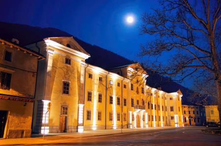 Na fotografiji je osvetljen dvorec Lanthieri v večernem času