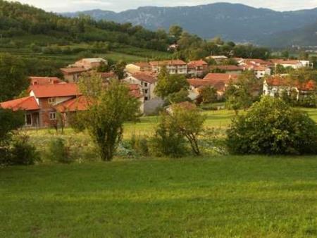 Na fotografiji je pogled na hiše vasice Manče 