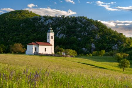Na fotografiji je podružnična cerkev sv. Daniela v Sanaboru